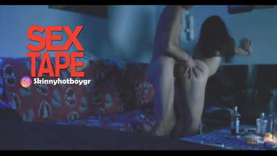 милая школьница со своим парнем